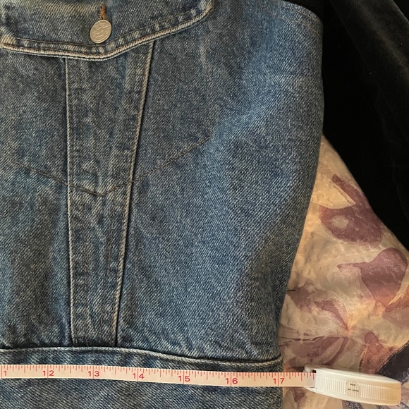 Jean jacket with black velvet sleeves, size Medium - Picture 4 of 5